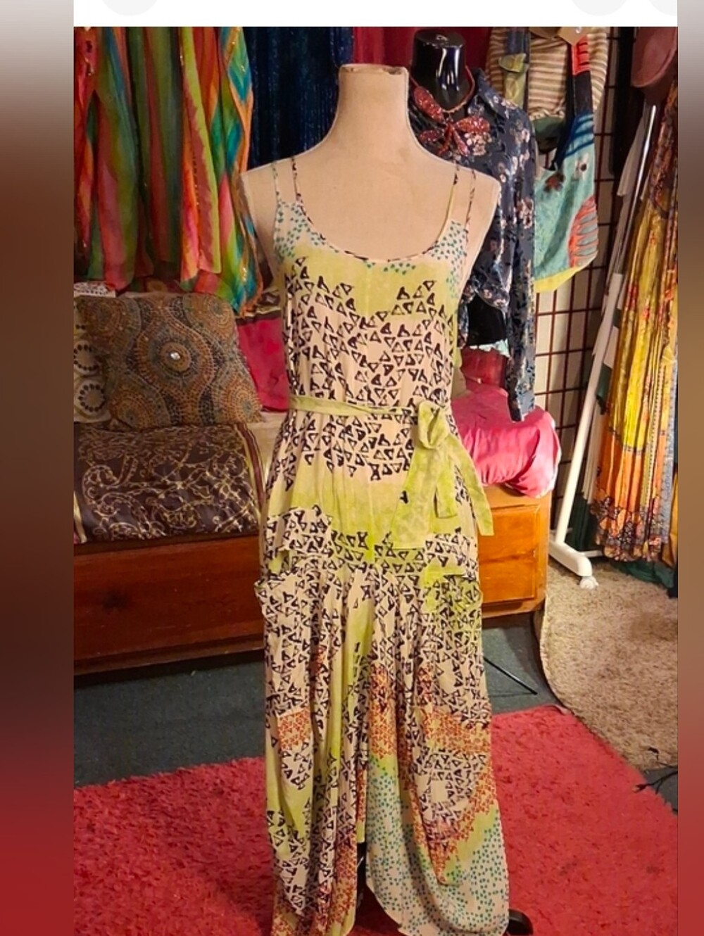 Beautiful DRESS - Picture 2 of 3